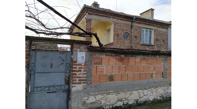 Бандитите прескочили 2-метровата ограда и нахлули в дома на дядо Христо. Снимка: Радко Паунов