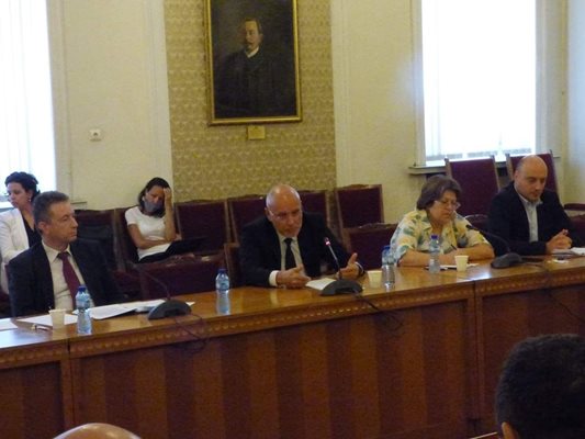 Управителят на БНБ Димитър Радев и правосъдният министър Янаки Стоилов говориха пред комисията 