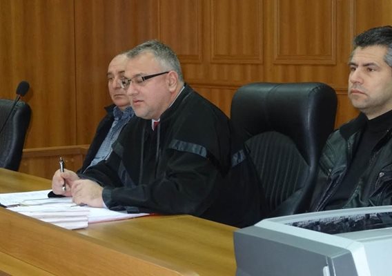 Окръжният съдия Веселин Хаджиев ще изслуша в следващите дни 34-има свидетели и 17 вещи лица.