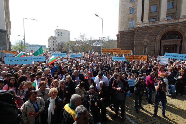 Хиляди се събраха на протест пред Министерския съвет.