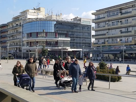 На площада в Орестиада местните се разхождат.