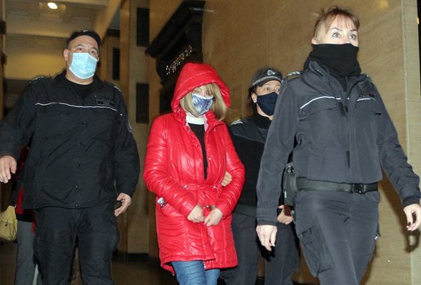 Полицаи водят в съда Галина Илиева, съпругата на резидента Иван Илиев. Снимка Румяна Тонева