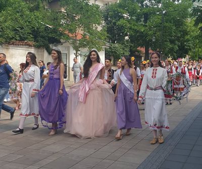 Красивото шествие за Празника на лавандулата в Карлово.