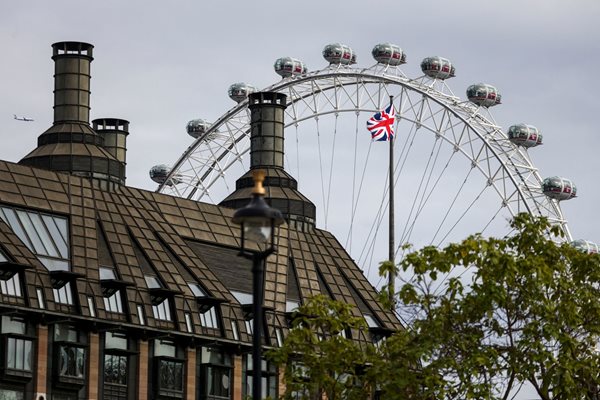 Флагът на Обединеното кралство се вее на пълна мачта в Лондон след края на официалния период на траур за британската кралица Елизабет II.
СНИМКА: РОЙТЕРС