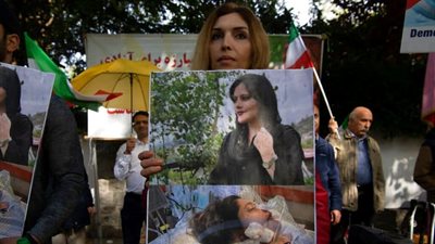 Протестиращите в Иран носят и портрети на мъртвата 22 Мехса Амини СНИМКА: Профил във фейсбук