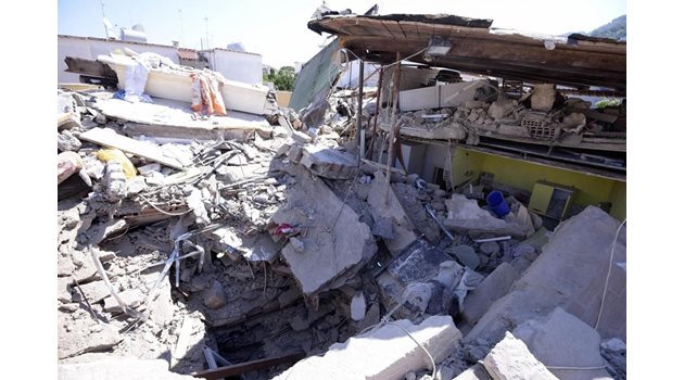 СЪВРЕМЕННО СТРОИТЕЛСТВО: Разрушения при земетресението на остров Иския миналия месец.