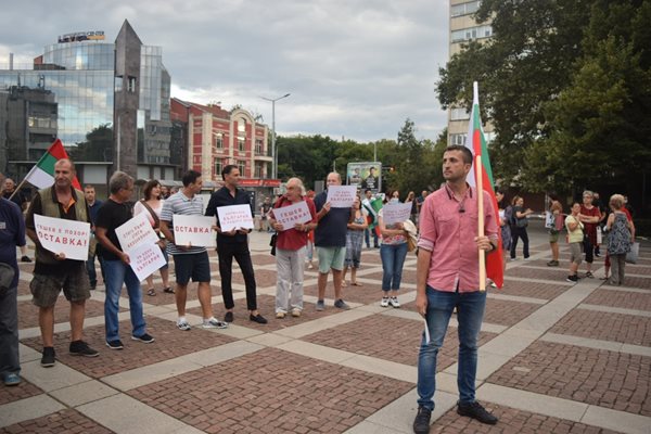 Протестът на площад "Съединение" . Снимки: Авторът