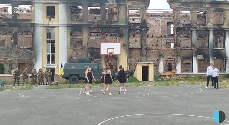 Абитуриенти от Харков танцуваха валс в двора на унищоженото си училище