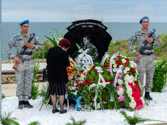 С военни почести край Тюленово беше открита паметна плоча в чест на Валентин Терзиев. Снимка: БТА