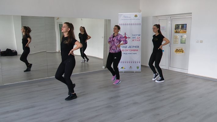 Две млади момичета от клуб „Пиринско злато" Александра Петелова и Александра Гулева влязоха в ролята на учителки по танци на певицата Мария Чакардъкова.