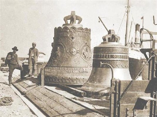 Камбаните за храма "Св. Ал. Невски" пристигат от Русия на пристанището във Варна, 1906 г.