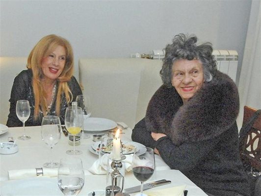 Стоянка Мутафова заедно с дъщеря си Мария на вечерята на фамилията Калоянчеви по случай 85 години на Калата.
СНИМКА: РУМЯНА ТОНЕВА