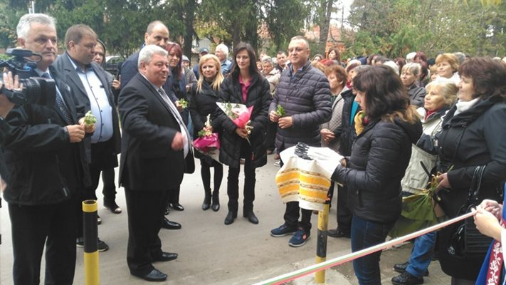 Цветан Цветанов, кандидатът за вицепрезидент на ГЕРБ вицеадмирал Пламен Манушев и Мария Габриел откриха детска площадка и площадка за стрийт фитнес