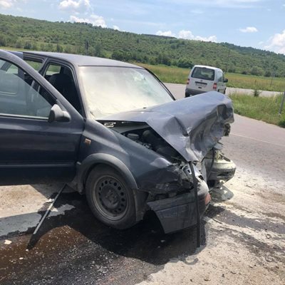 Колата на семейството, която е размазана от удара на прокурорския автомобил