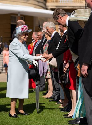 Кралица Елизабет Втора посреща гостите си