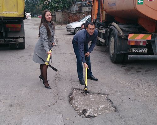 Ралев и заместничката му Лариса Кътова бяха неизменно заедно при първи копки и рязане на ленти.