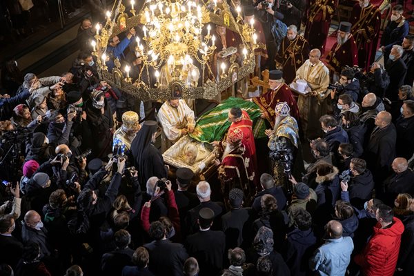 Ковчегът на тялото на Ириней е пресено днес с белградския храм "Свети Сава" Снимки: Ройтерс