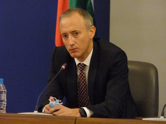Само учениците от I до IV клас се връщат на чиновете от 4 януари, потвърди образователният министър Красимир Вълчев. 