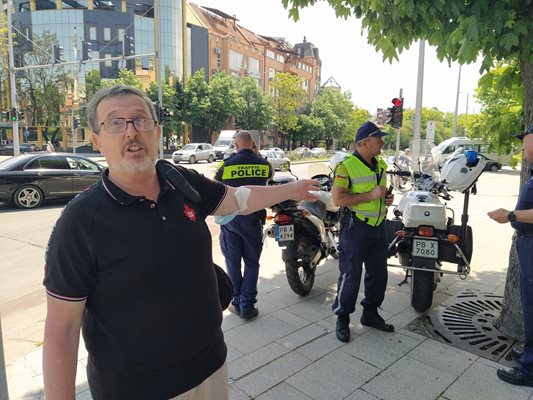 Пловдивчанин се възмущава, че от 8,30 часа държат на слънце и без вода полицаите.