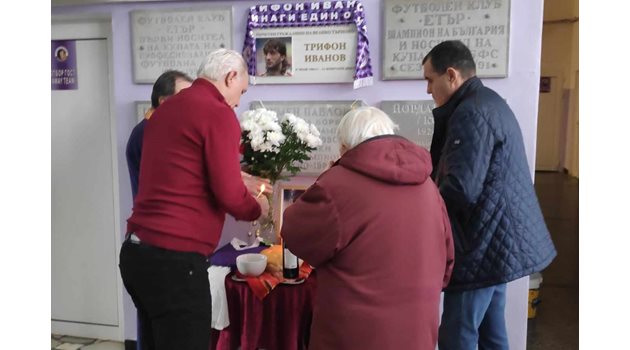 Стоичков и леля Маринка поставиха цветя пред паметната плоча и преляха с вино