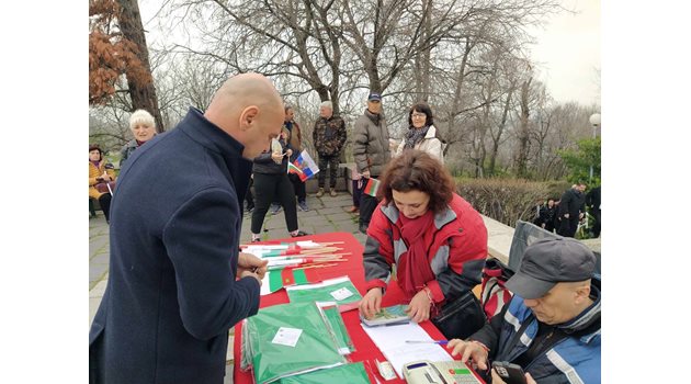 Кметът Костадин Димитров се спря при продавачите на знамена.