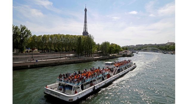 ТАБИЕТ: Французите провели галавечеря на корабче по Сена за постоянните представители по време на своето председателство.