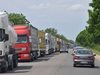 5 км колона от автомобили на ГКПП "Маказа" на вход за страната, 2 км опашка на изход