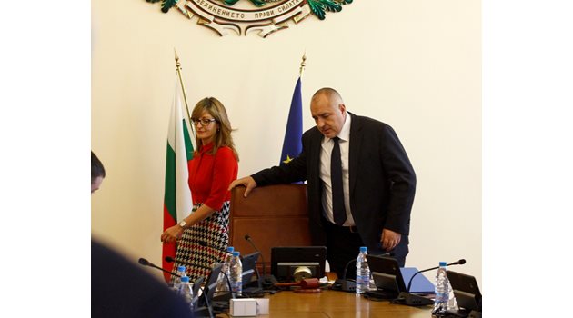 Вицепремиерката Екатерина Захариева и премиерът Бойко Борисов на заседание на Министерския съвет. Тази сряда Захариева трябва да внесе за одобрение първите 10 посланически рокади.
