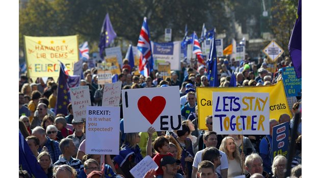 Кадър от протестите в Лондон за нов референдум за Брекзит СНИМКА: РОЙТЕРС
