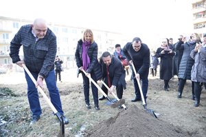 Актьори направиха първа копка на градинка, посветена на Татяна Лолова