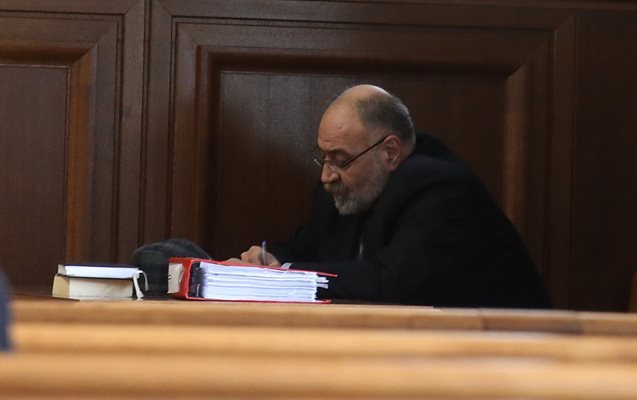 Пламен Владимиров е подсъдим заедно със сина си.