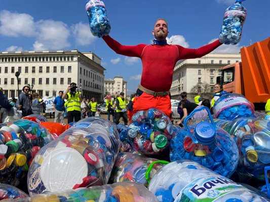Лазар Радков триумфира след поредния успех в събирането на капачки за рециклиране.