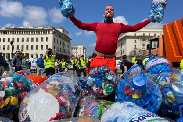 Лазар Радков триумфира след поредния успех в събирането на капачки за рециклиране.
