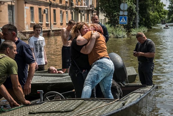 Стотици хора са поискали да бъдат спасени от наводненията в Херсон. СНИМКА: Ройтерс