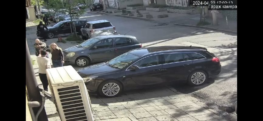 МВР публикува видео от охранителните камери, на което се вижда как Стоянов насочва пистолета си към нападжията.