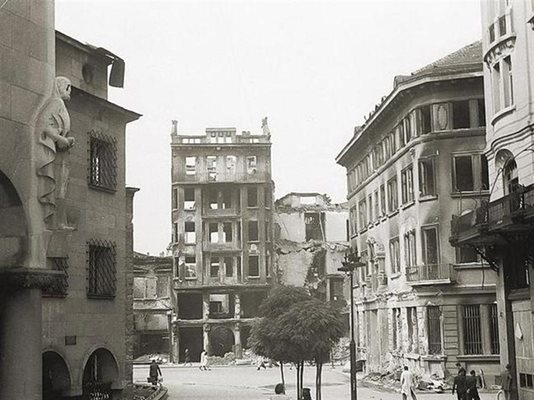 Снимка, правена от Цанко Лавренов след бомбардировките на София - вляво е сградата на БНБ, а фронтално - мястото на сегашното президентство.
1940-1950, Колекция Лавренов
