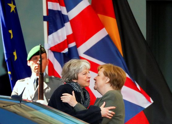 Два часа разговаря британският премиер Тереза Мей с германския канцлер Ангела Меркел в Берлин СНИМКИ: РОЙТЕРС