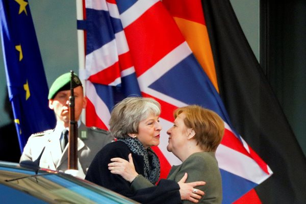 Два часа разговаря британският премиер Тереза Мей с германския канцлер Ангела Меркел в Берлин СНИМКИ: РОЙТЕРС