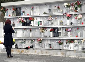 На централните гробища в Пловдив има стена за полагане на урни с прах, които заемат по-малко място. Снимки: Евгени Цветков