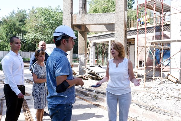 Столичният кмет Йорданка Фандъкова и шефката на комисията по култура и образование към СОС Малина Едрева при проверката на строителството.
 