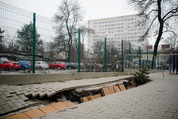 Тротоарът до Медицинския университет пропадна