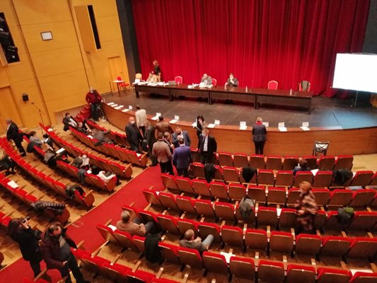 Общинските съветници в Пловдив отново заседават в Дома на културата. 