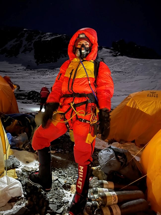 В нощта на щурмуването на <strong class='keys'>Еверест</strong>. 14 май, 20,45 часа. Силвия на четвърти лагер - готова за атака