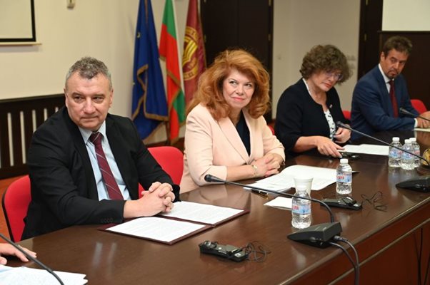 Вицепрезидентът Илияна Йотова участва в откриването на летен научен семинар