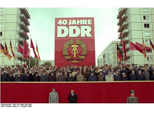 Последните дни на ГДР - през октомври 1989г. републиката отбеляза 40-годишен юбилей. 12 месеца по-късно изчезна от географските карти.