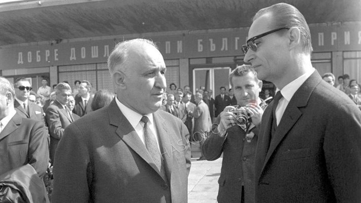 Тодор Живков и Александър Дубчек на летището в Прага през април 1968 г. Само три месеца по-късно българската войска ще влезе в Прага, за да потушава контрареволюцията...