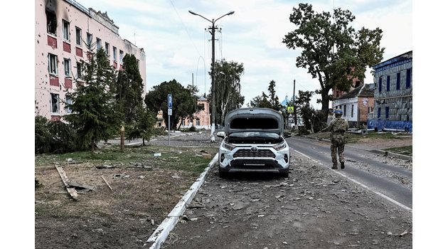 Украински военнослужещ патрулира до сгради, повредени при скорошните  боеве между украински и руски сили в контролирания от украинската армия град Суджа, област Курск.
СНИМКА: РОЙТЕРС