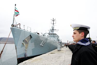 Последният нов кораб за военния ни флот пристигна в България през 2009 г. Той е фрегата, закупена втора ръка от Белгия и ще трябва да премине модернизация.