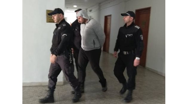 Съдебна охрана конвоира задържания Гочо Гочев. Снимка:Елена Фотева