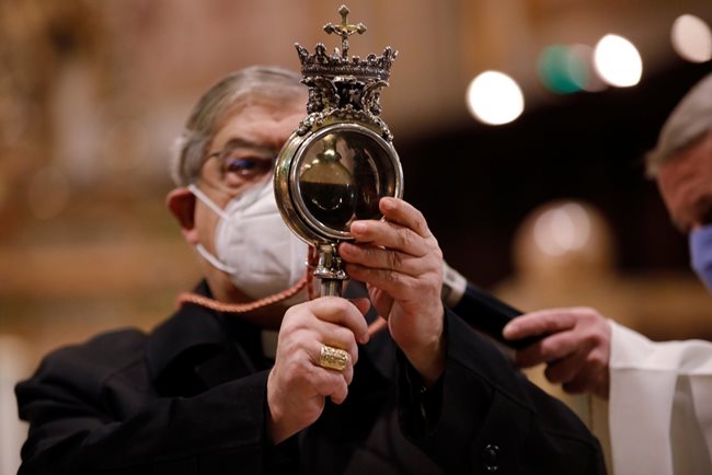 Кръвта на Свети Дженаро в Неапол не се втечни при традиционния ритуал (Снимки)